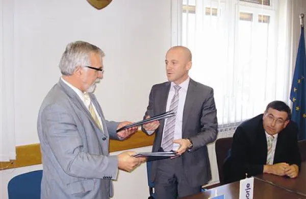 Po kanalizaciji bodo uredili &scaron;e cesto