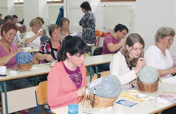 Zmagovalke najtežje kategorije - Špela Jamšek (v sredini spredaj), Polona Rudolf (levo) in Zdenka Bogataj (v sredini, druga vrsta)