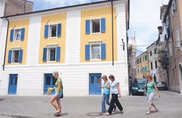 Tej hiši  na Kidričevi ulici očitno ni usojena vloga mestnega hotela   