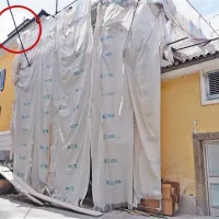 Na fotografiji je z rdečim označena domnevno sporna frčada