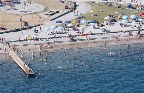 Kopalci se lahko od obale oddaljijo največ 150 metrov, v nasprotnem primeru jih utegne doleteti denarna kazen
