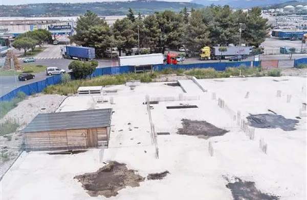 Gradbišče nesojene nove poslovne stolpnice Luke že dve leti sameva