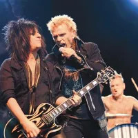 Billy Idol s kitaristom Stevejem Stevensom, mešanico med Warrenom Cuccurullom (sodeloval je z Duran Duran) in Billom Kaulitzem, pevcem skupine Tokio Hotel 