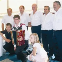 Na Belvedurju so nastopili Kantadori in (spredaj z leve) harmonikarja Tomaž Boškin in Erik Šavron ter violinistka Nika Toškan
