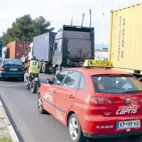 Težki tovornjaki nemalokrat ovirajo promet v okolici pristanišča
