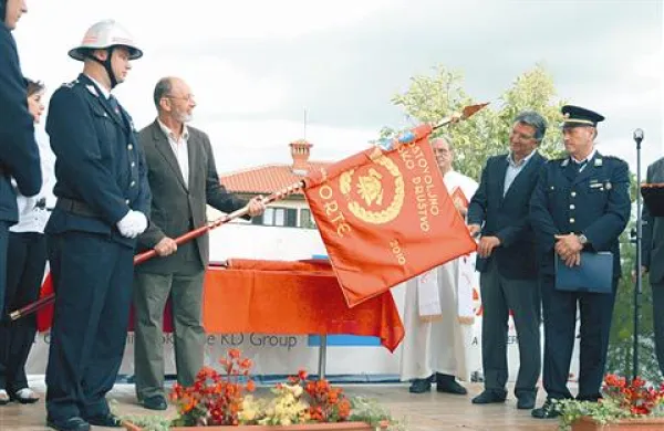 Ob poveljniku Elvisu Vuku (skrajno levo) in predsedniku Dušanu Grbcu (skrajno desno) sta novi prapor razvila  župan Tomislav Klokočovnik (desno) in direktor Komunale Alojz Zorko