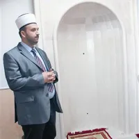 Efendija Mustapić, pred molilno nišo - mihrabom, usmerjeno proti Meki: “Petkrat dnevno imamo molitev: prvo pred sončnim vzhodom (poleti je to okoli 4.30), drugo opoldne, ko je sonce najviše, tretjo ob petih popoldne, četrto ob sončnem zahodu, zadnjo pa po zahodu.”