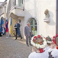 Kipa umetnikov besede sta odkrila komenski župan in ukrajinski veleposlanik