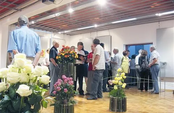V prostorih KS so vrtnice razstavili  na fotografijah in v živo