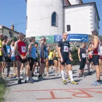Pred startom je tekače umirila Zdravljica, na cilju pa so stali mirno ob poslušanju primorske himne