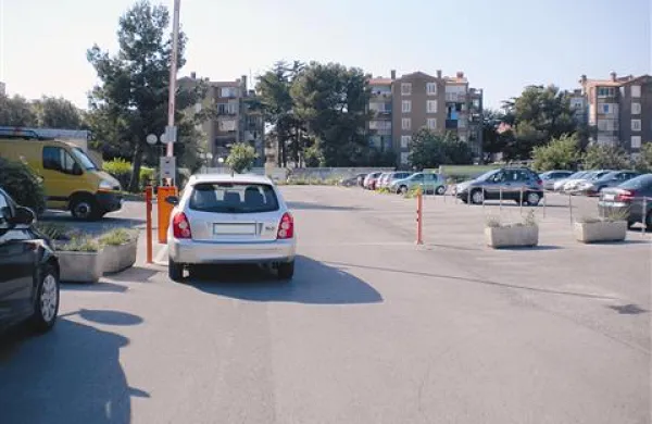 Sodi&scaron;če moti posest občine