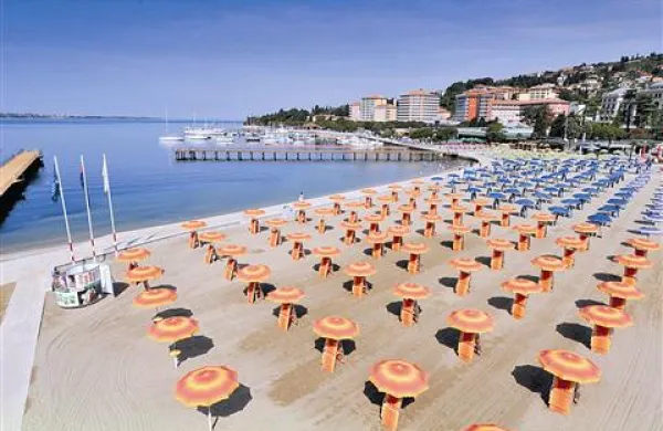 Nova podoba portoroške plaže že vabi morja in sonca željne turiste  