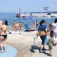 Priljubljena koprska mestna plaža je vsak dan polna do zadnjega kotička