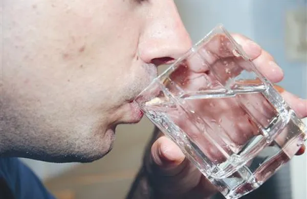 Tudi ostareli bi morali poleti na dan popiti približno dva litra vode  