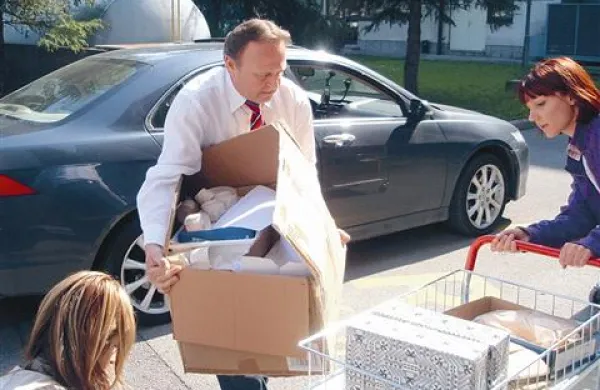 Sodni izvedenec Darko Končan je na prvem pričanju takole tovoril škatle dokumentacije, ki jo je temeljito pregledal