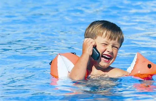 Popolnoma brezskrbno klepetanje po telefonu v času dopustovanja predvidoma leta 2015