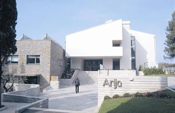 Na Rdečem križu so  Vegradu  že  plačali skoraj vsa opravljena dela, Vegradovi podizvajalci pa nimajo te sreče