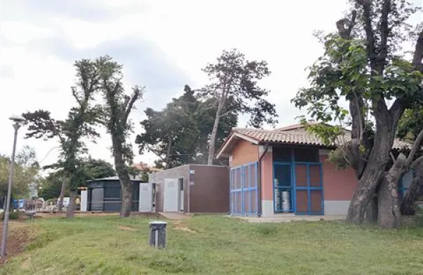 Na Svetilniku pa zdaj rastejo novi montažni objekti, za katera  niso potrebna gradbena dovoljenja