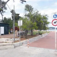 Območje  je dobilo  novo kovinsko konstrukcijo, kiosk, kakršne je opaziti tudi drugod po Izoli,  in  tlakovano pešpot
