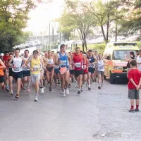 Start članskega teka v Dobravljah. Povsem levo je Ferjančič, ob njem je v rdečem dresu Šemrov, Vojska je  v modrem dresu.
