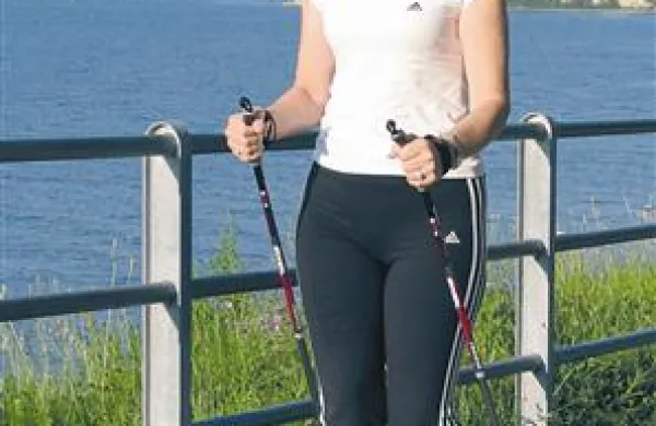 Milica Maslo med nordijsko hojo na pešpoti med Piranom in Fieso 