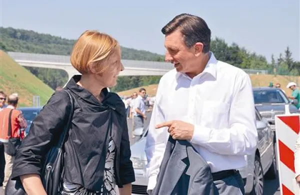 Predsednica uprave Darsa Mateja Duhovnik in premier Borut Pahor  