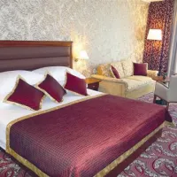 97 hotelskih sob diha v bordo-zlatih tonih 