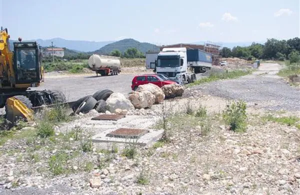 V kratkem bodo nadaljevali s komunalnim opremljanjem poslovne cone.