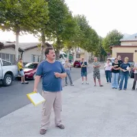 Stojan Kenda (v ospredju) se bo skupaj s sosesko  še naprej boril proti (pre)velikemu bloku