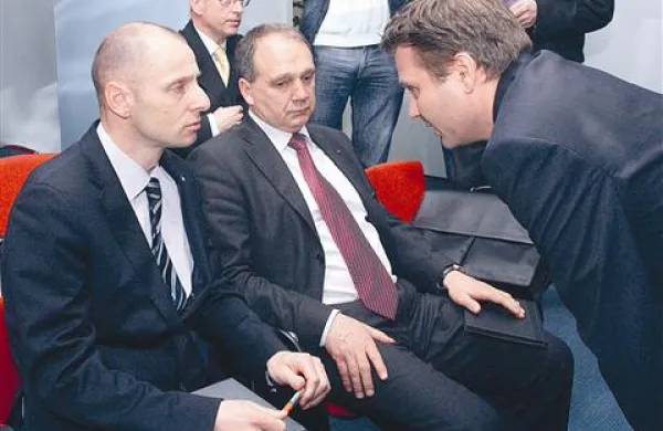 Marko Rems, Tomaž Martin Jamnik (sedita) in Gregor Veselko (desno) dobijo v upravo še enega člana