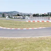 Kriminalisti so zaradi spornih pogodb o oddaji in najemu zemljišč, kjer je karting steza, koprskemu okrožnemu državnemu tožilstvu ovadili tri osebe