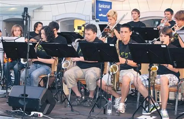 Jazz in ti big band je v četrtek začel idrijske Večere na placu