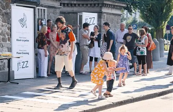 Vsaka korak na tipke ustvari svoj lasten ton, zato je hoja po zebri zanimiva