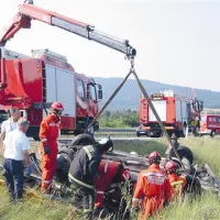Moška sta bila pripeta s pasom, vendar jima to pri tako silovitem trčenju ni veliko pomagalo