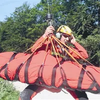 Hudo ranjenega gozdarja so z vitlom dvignili v helikopter