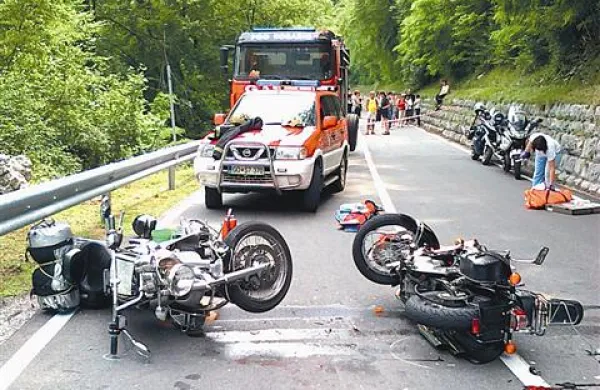 V trčenju sta bila hudo poškodovana oba motorista 