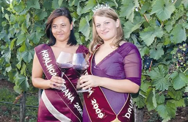 Aktualna kraljica terana Neža Milič (s krono, ob njej njena predhodnica Martina Rebula) čaka na naslednico 