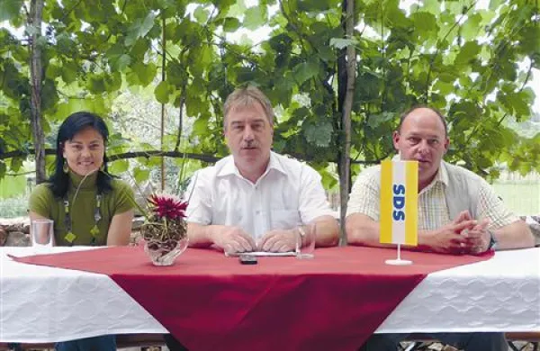 Kandidaturo Igorja Zege (v sredini) sta podprla predsednik občinskega odbora SDS Boris Budal in nekdanja kraljica terana Martina Rebula