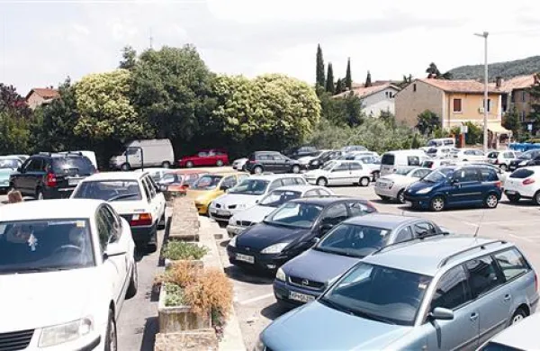 Ura parkiranja za  pošto po novem stane evro,   na Velikem trgu pa 2,50 evra