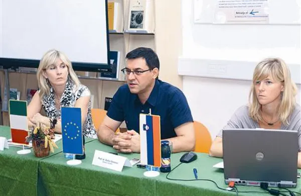 Projekt so predstavili (z leve) Astrid Prašnikar, Darko Darovec in Dunja Bandelj