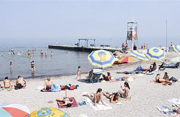  Kopalci bodo morali plažo v Simonovem zalivu v soboto pred koncertom zapustiti do 19. ure 