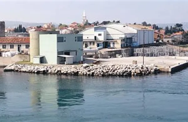 Selitev Delamarisa v Pivko se utegne zavleči, zato so se dogovorili za podaljšek zemljišča v Izoli