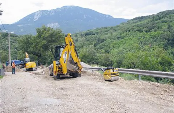 Ob cesti proti izviru Hublja še gradijo vodovod, jeseni jo bodo začeli obnavljati