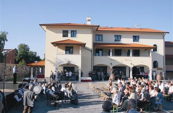 Divača bogatej&scaron;a za hotel