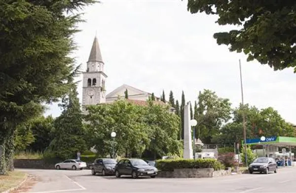 Občina Komen s svojim širokopasovnim omrežjem orje ledino v slovenskem merilu. To je za sabo prineslo tudi vrsto zapletov,  na katere prej ni nihče računal.