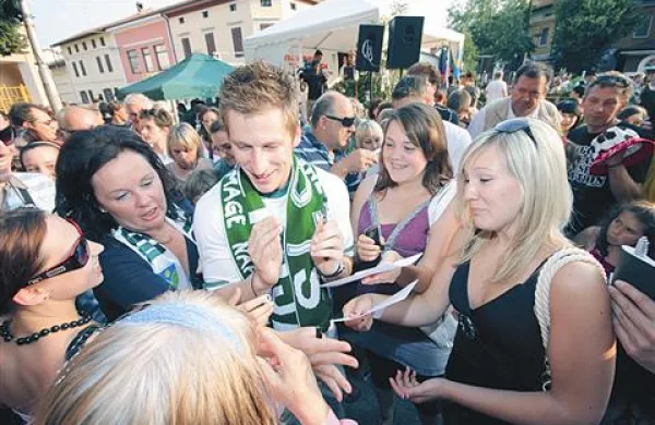 Valter Birsa med oboževalkami v Šempetru pri Gorici 