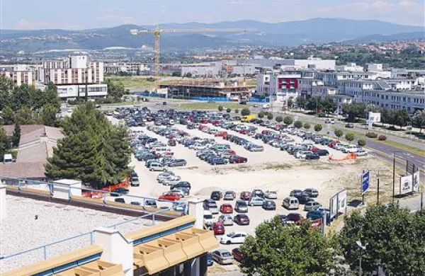 Območje bodočega poslovno-stanovanjskega središče Levji grad je zdaj še parkirišče, v prihodnosti pa ga bodo morda zasedale državne službe v Upravnem centru Koper   