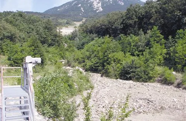 Kotanja za kamnito pregrado z zapornico je polna naplavin, ki bi jih bilo treba odstraniti