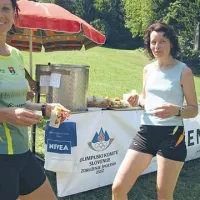 Martina Šuligoj (desno) in Nežka Šulin (Tminski migavci) na cilju skrbita za hitro regeneracijo