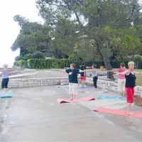 Na plaži v Strunjanu zjutraj  izvajajo tibetanske vaje pomlajevanja